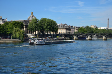 Fototapeta na wymiar Péniche naviguant sur la Seine à Paris, France