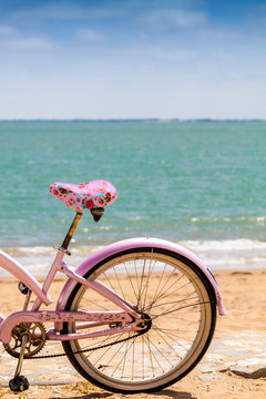vélo rose sur la plage