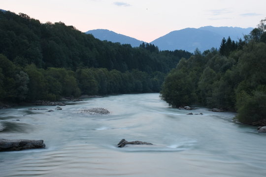 Isel, Fluss, Osttirol, Lienz, Iseltal, Wasser, flie&szlig;en, Wellen, Strudel, Schaum, spritzen, Leben, Wald, Ufer, Stein