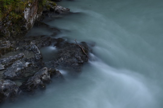 Isel, Fluss, Osttirol, Lienz, Iseltal, Wasser, flie&szlig;en, Wellen, Strudel, Schaum, spritzen, Leben, Wald, Ufer, Stein
