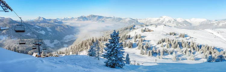 Fotobehang Skilift berg winterpanorama © matousekfoto