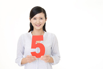 数字を持つ女性