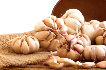 Close up the garlic bulb in bowl on wooden table