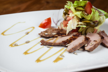 Салат с копченным мясом