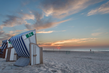 Strandkorb im Sonnenuntergang auf der Insel Norderney in der deutschen Nordsee