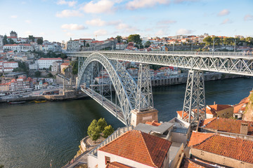 Fototapeta premium Le pont Dom-Luís sur Douro traversant la ville de Porto