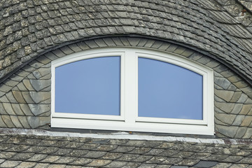 Dachlandschaft Fledermausgaube mit Fenster und Schieferdeckung