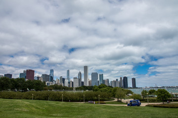 Stadtpark, Skyline mit Hochhäuser und Himmel mit Wolken, Chicago, Illinois