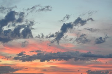 Bewölkter Himmel im Abendrot