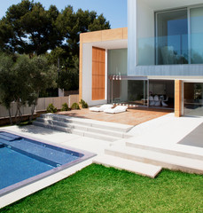 Beautiful Luxury Home with Swimming Pool