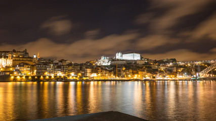 Porto Centre ville vieille vue d'ensemble panorama quais du Douro de nuit by night