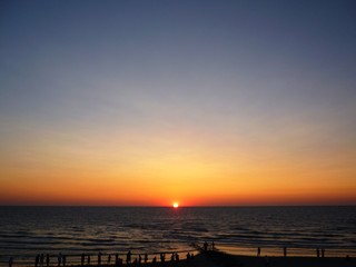Fototapeta na wymiar Sonnenuntergang am Strand, mit Urlaubern