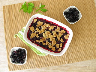 Selbst gemachter Brombeercrumble, Crumble mit Brombeeren