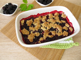 Selbst gemachter Brombeercrumble, Crumble mit Brombeeren