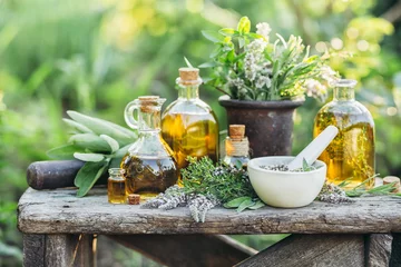 Foto op Aluminium Verse kruiden uit de tuin en de verschillende soorten oliën voor massage en aromatherapie. © valya82