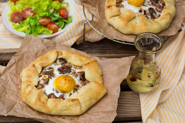Savoury tart with bacon, mushrooms, chicken and egg