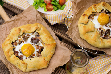 Savoury tart with bacon, mushrooms, chicken and egg