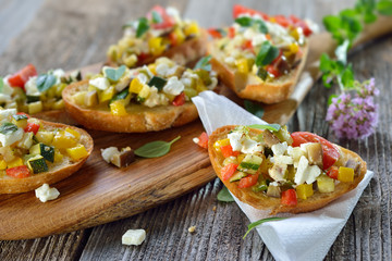 Warmes Fingerfood: Leckere Crostini mit Feta-Grillgemüse und Olivenöl - Warm canapes: Baked...