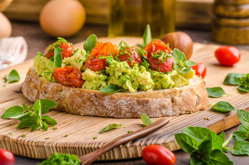 Avocado spread with tomatoes