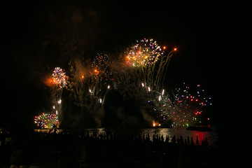 Fuochi d'artificio colorati per capodanno