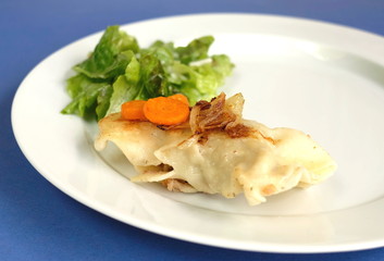 Maultasche geschmelzt mit grünem Salat