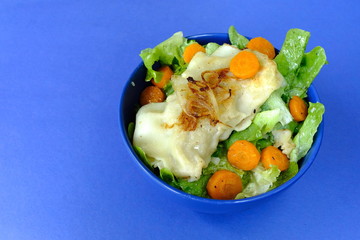 Maultasche geschmelzt mit grünem Salat