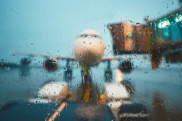 A busy airport in the rain - obrazy, fototapety, plakaty