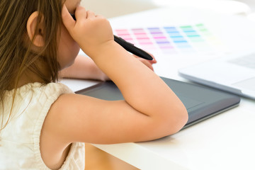 Obraz premium Little girl at her desk and computer at home