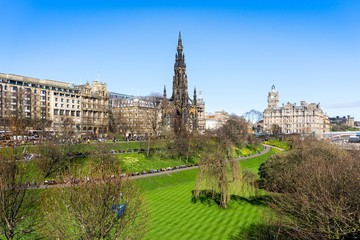 Obraz premium Street view of Historic Old Town Houses in Edinburgh, Scotland