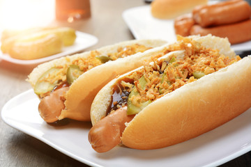 Hot Dog im Brötchen mit Zwiebeln, Ketchup, Gewürzgurke und Cola