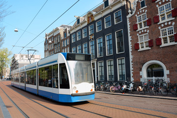 Fototapeta na wymiar Tram oder Straßenbahn in Zentrum von Amsterdam