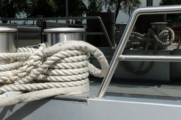 Ship ropes, Doppelpoller beim Schiff und Trosse, Festmacherleinen, die sich im Hintergrund in einem...