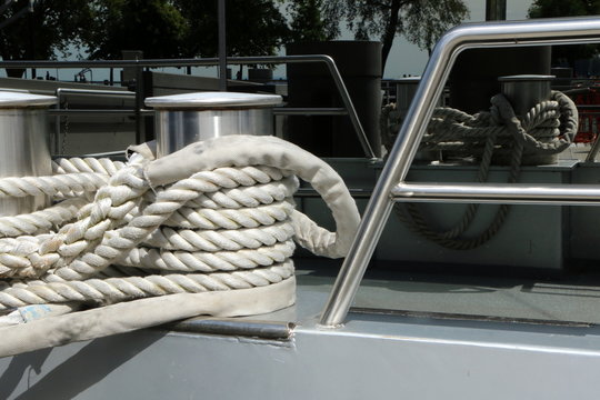 Ship ropes, Doppelpoller beim Schiff und Trosse, Festmacherleinen, die sich im Hintergrund in einem Spiegelglas spiegeln