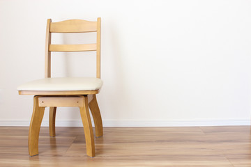 新築の部屋と椅子