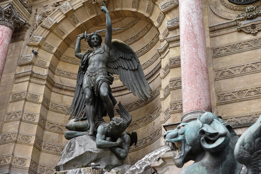 Statue de Saint-Michel terrassant le démon à la fontaine Saint-Michel à Paris, France