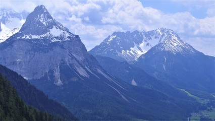 Fototapeta na wymiar Snowy peaks of the Alpine mountains