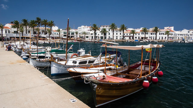 Hafen Fornells auf Menorca im Sommer