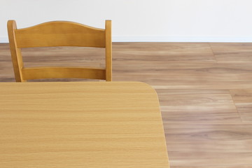 新築の部屋とテーブル