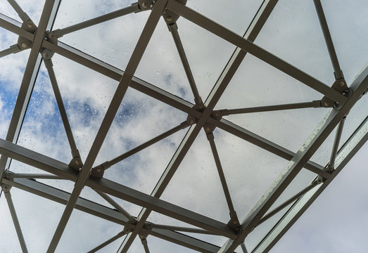 Stahlkonstruktion Detail der Verschraubung eines Flugdaches aus Stahl und Glas - Steel construction closeup of the screw connection of a steel and glass canopy