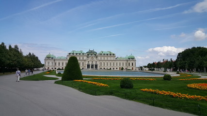 Obraz premium Grass field in front of Belvedere palace