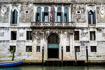 Ein Hauseingang an einem Kanal in Venedig
