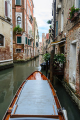 Aussicht von einem Boot in den Kanälen von Venedig