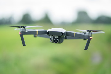 Drohne fliegt in der Luft