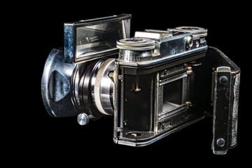 Alter Fotoapparat freigestellt auf schwarz 
