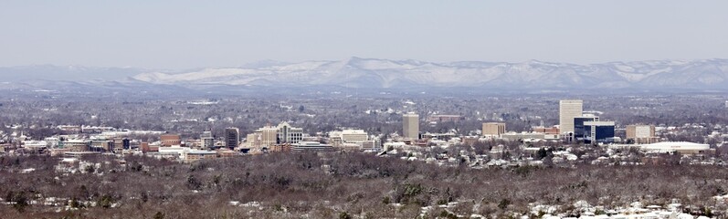 Obraz premium Skyline of small city with snow and mountains in background, Greenville South Carolina