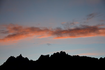 Orange Wolken über den Bergen