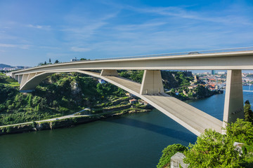 Fototapeta premium Prince Henry Bridge (Ponte do Infante D. Henrique) over Douro Rive between cities of Porto and Vila Nova de Gaia, Portugal. Prince Henry Bridge: 280 meters arch span and 371 meters length.