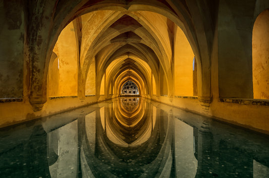 Ba&ntilde;os de Mar&iacute;a de Padilla, Sevilla, Espa&ntilde;a, view of the beautiful pool with reflection