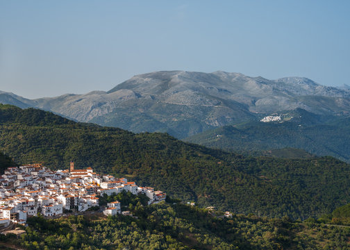 Weiße Dörfer in Andalusien im Gebirge