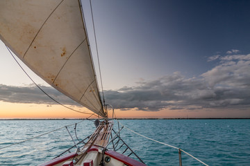 Obraz premium Sailing in the Keys Waiting for Sunset. Exposure done while in a Sailing Boat in the Keys, USA..